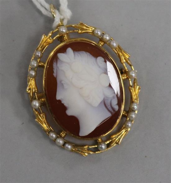 A 14ct gold and hardstone cameo pendant/brooch 3cm.